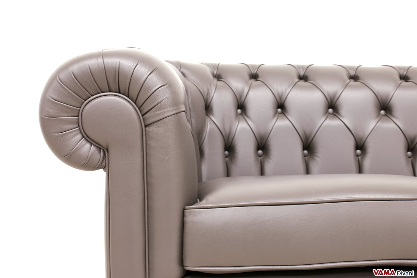 Vorderansicht der Armlehne des dunkelbraunen Chesterfield Sofas