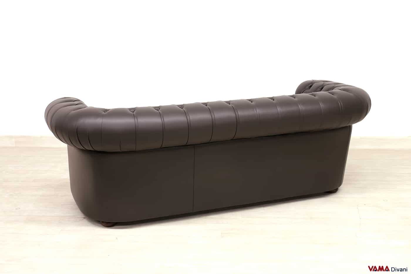 Rückansicht des braunen Chesterfield 3-Sitzers