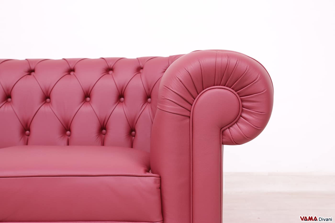 Verarbeitung der Armlehne des 2-Sitzer Chesterfield Sofas in dunkelrotem matten Leder
