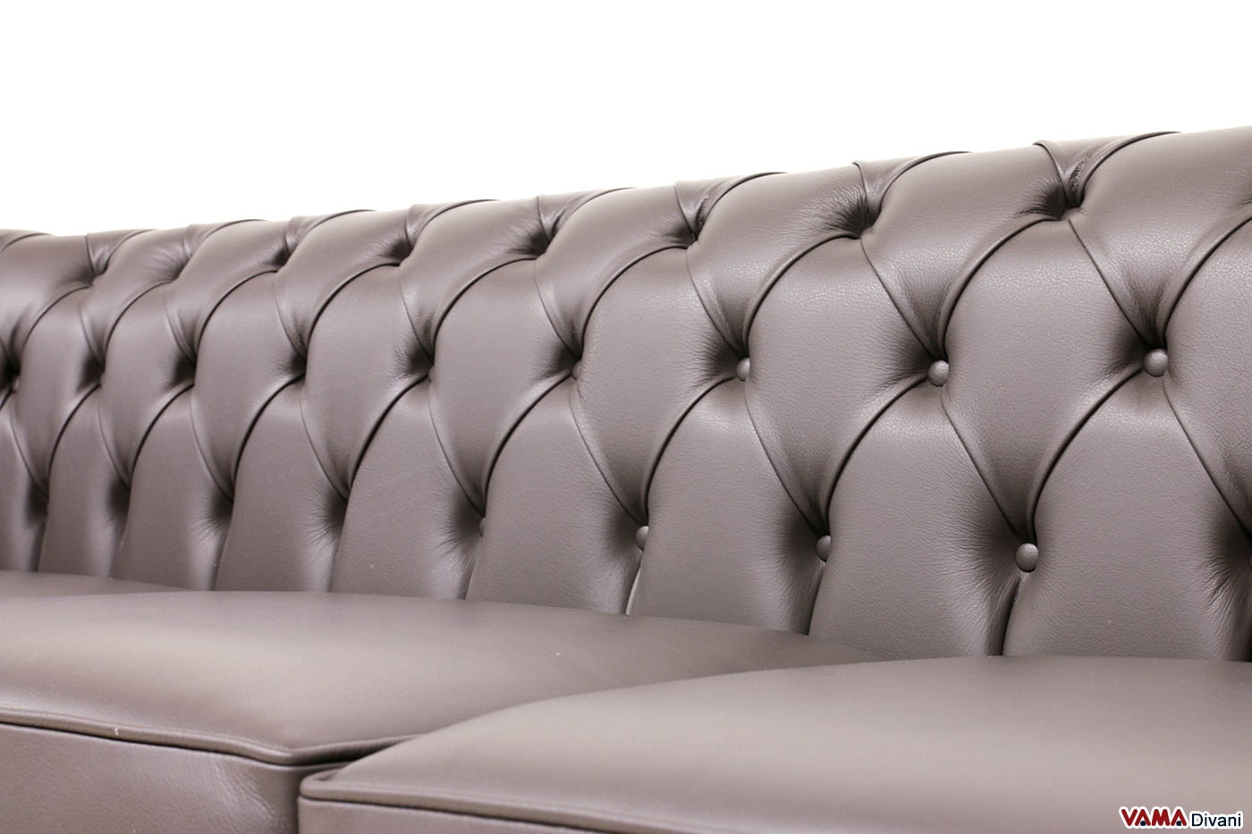 Capitonné-Rückenlehne des braunen Chesterfield 3-Sitzers