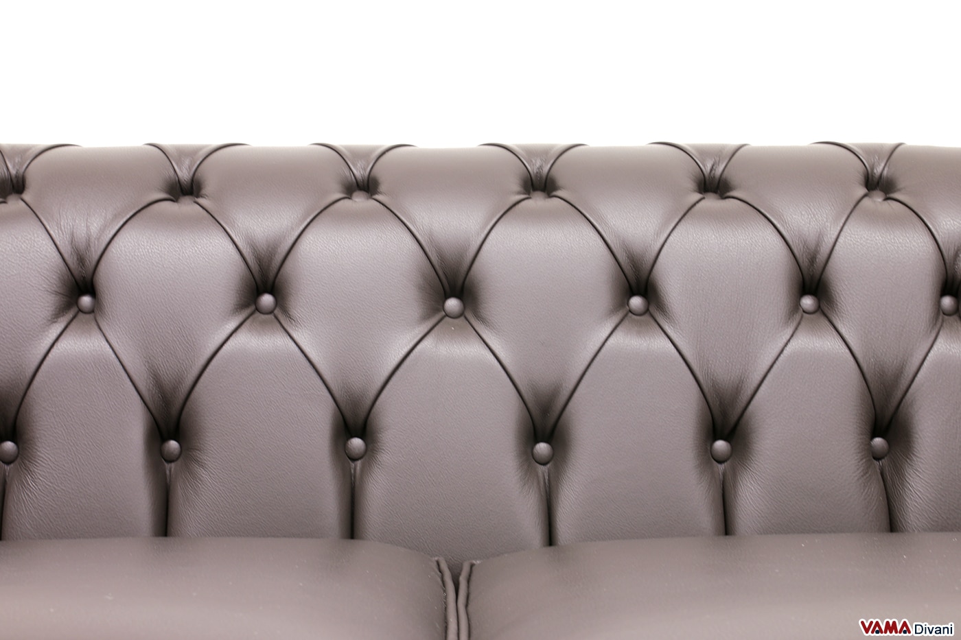 Handgefertigte Capitonné-Heftung der Rückenlehne des braunen Sofas
