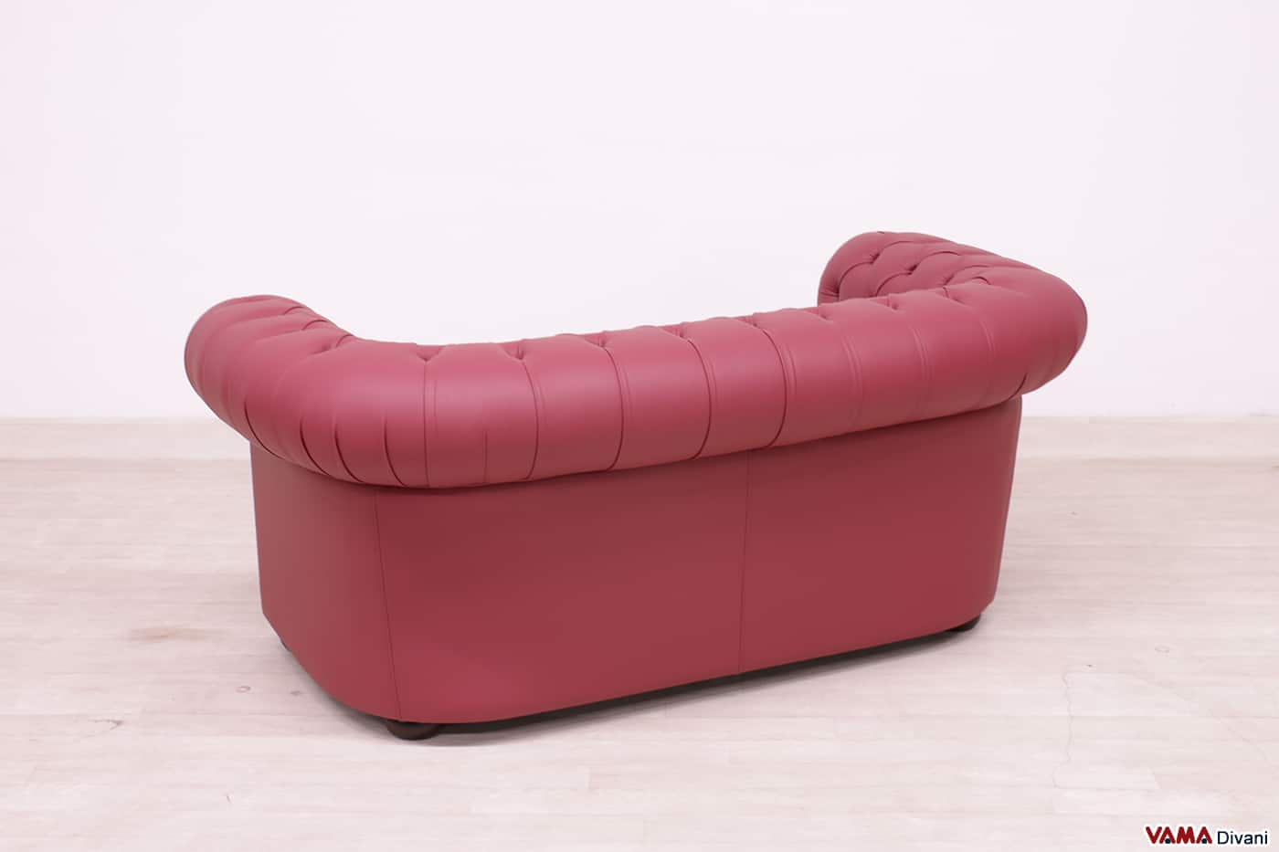 Rückansicht des 2-Sitzer Chesterfield Sofas aus dunkelrotem Leder