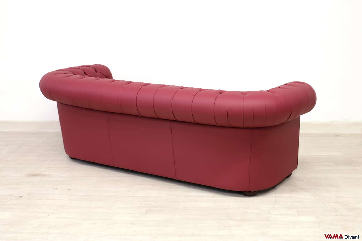 Rückseite des Chesterfield 3-Sitzer Sofas dunkelrot matt