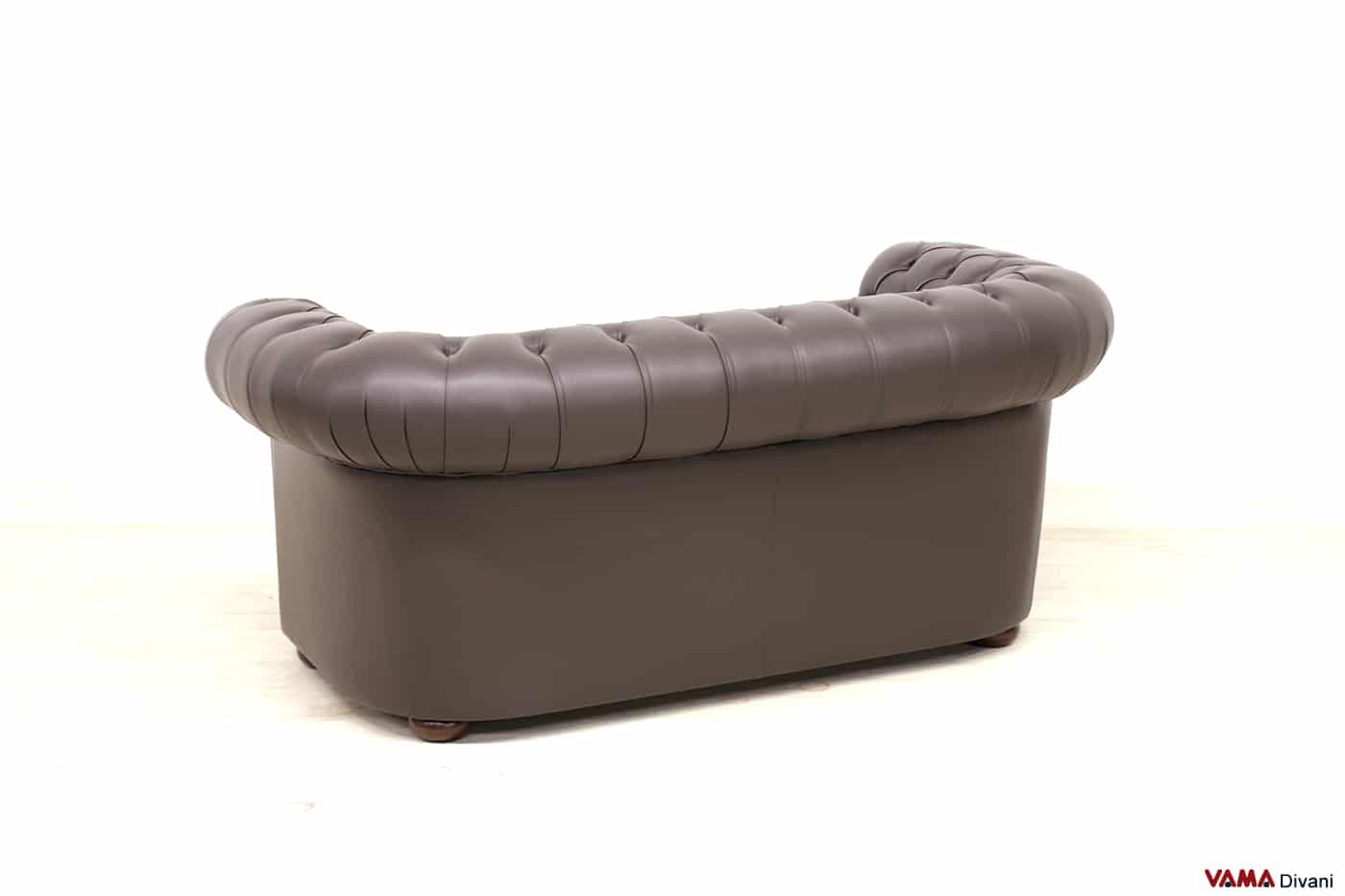 Rückseite des 2-Sitzer Chesterfield Sofas aus dunkelbraunem Leder
