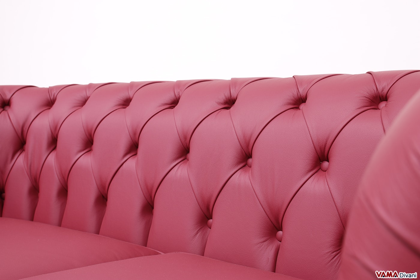 Rückenlehne mit tief eingelassenen Knöpfen des 2-Sitzer Chesterfield Sofas