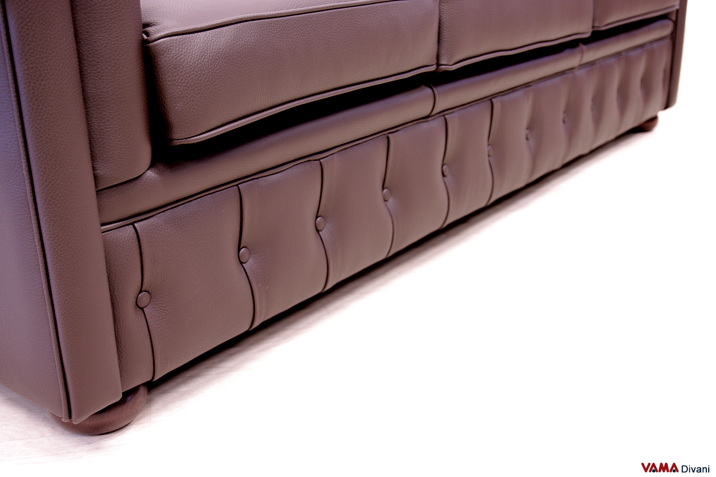 Geheftete Basis des schokoladenbraunen Chesterfield Sofas