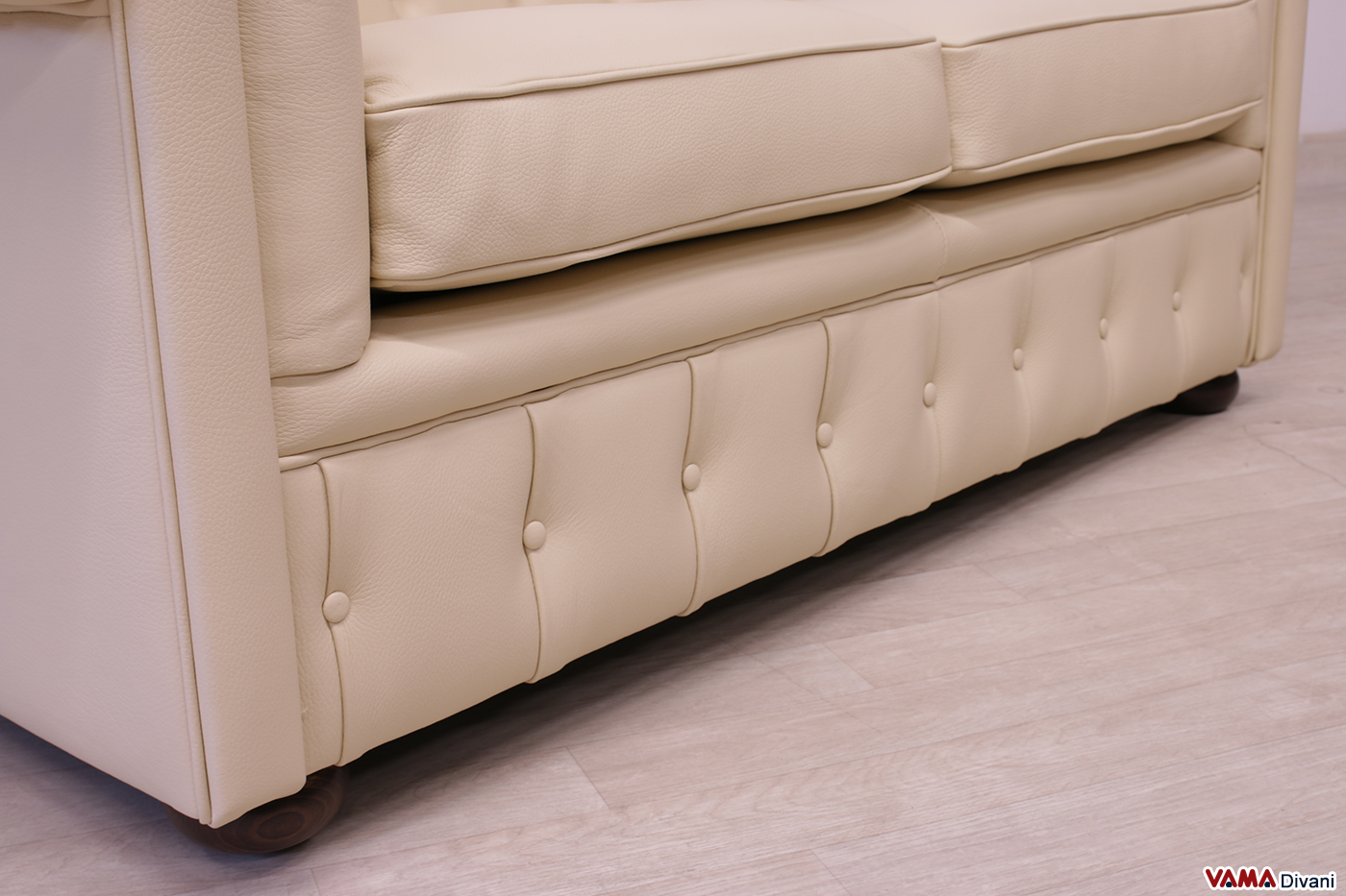 Knöpfe an der Basis des Chesterfield Sofas