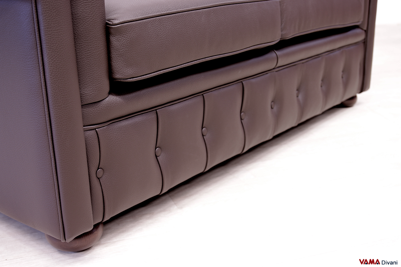 Knopfdetails an der Basis des 2-Sitzer Chesterfield Sofas