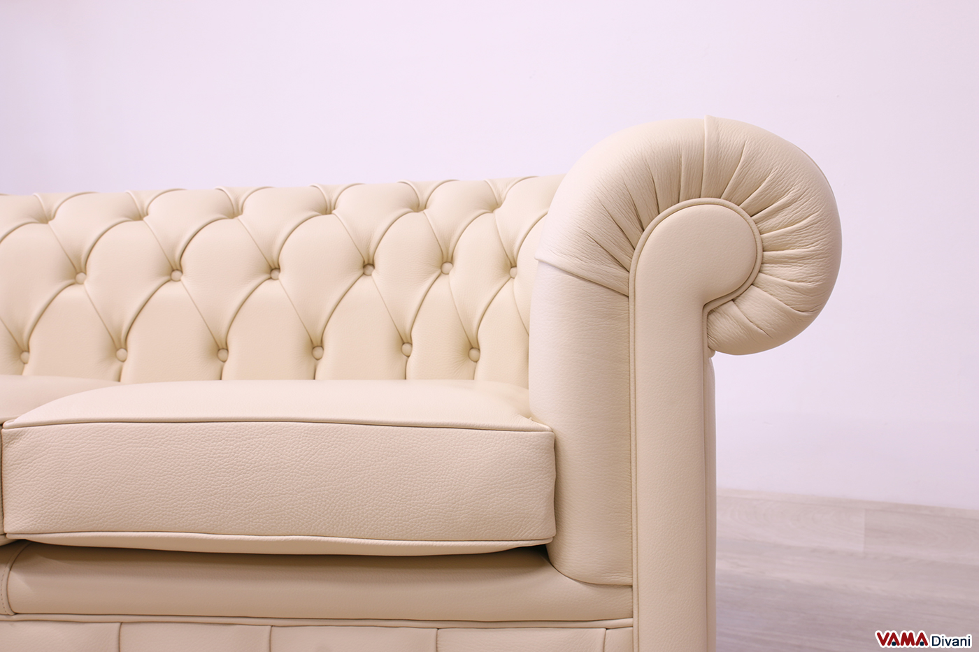 Armlehne des 3-Sitzer Chesterfield Sofas aus Dickleder