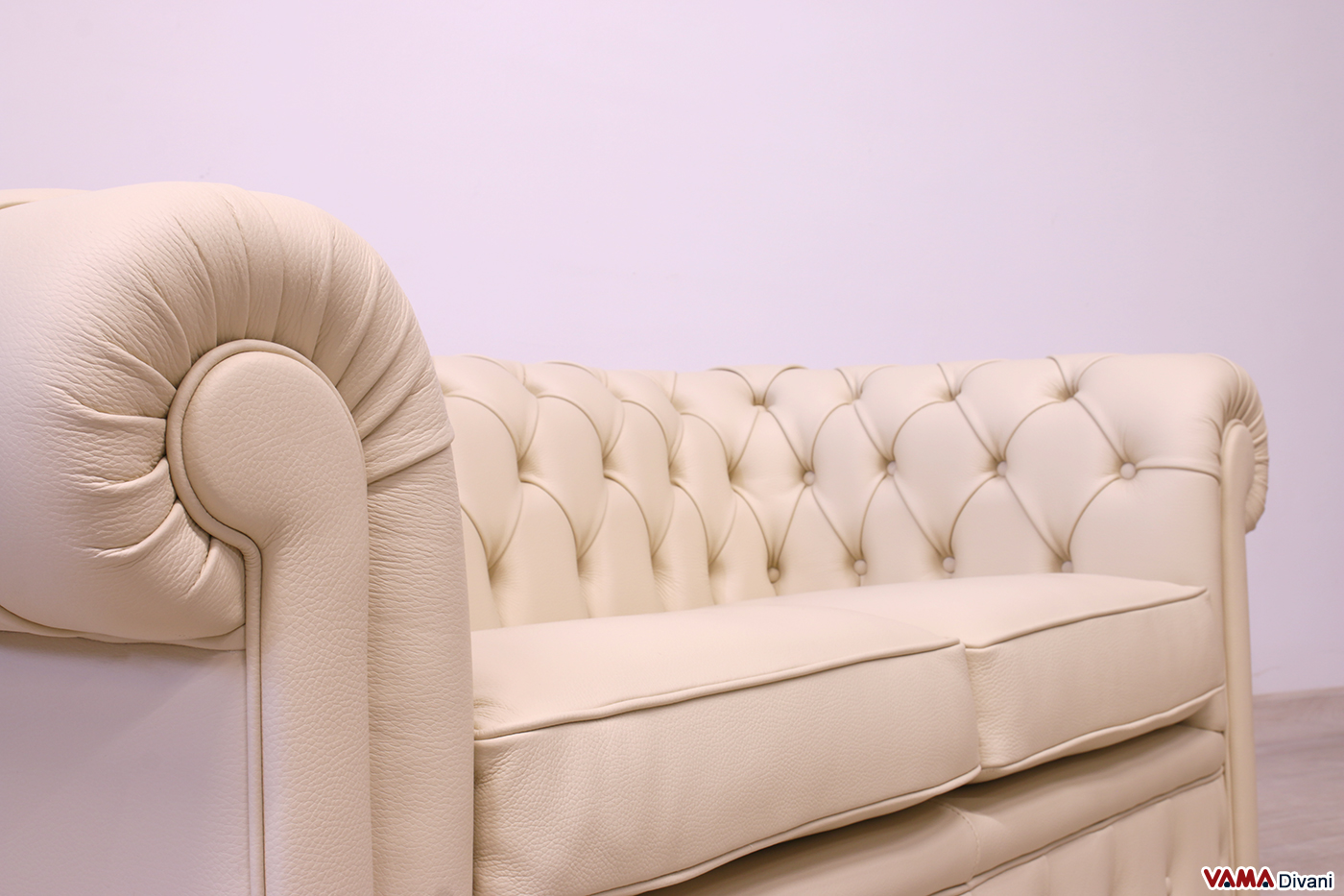 Armlehne und Rückenlehne aus beigem Leder des 2-Sitzer Chesterfield Sofas