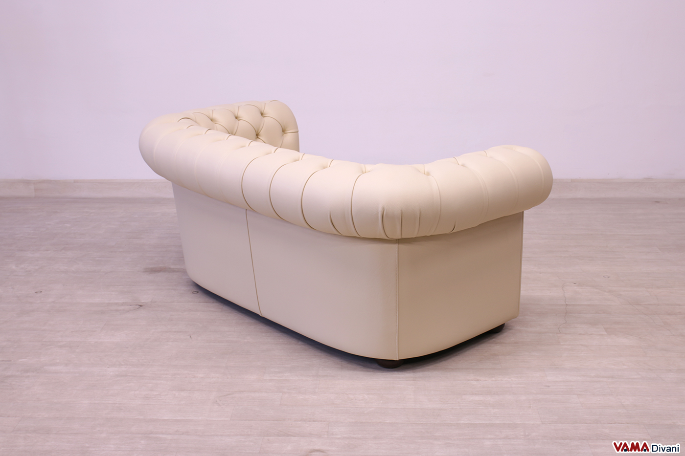 Rückseite des Chesterfield Sofas aus beigem Dickleder