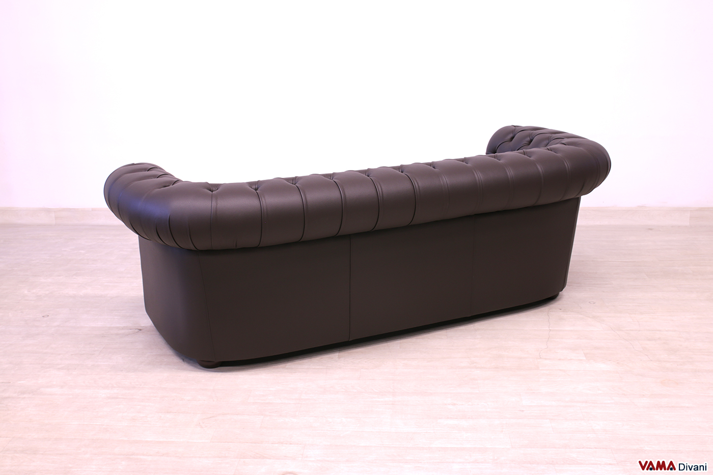Rückseite des 3-Sitzer Chesterfield Sofas aus Leder