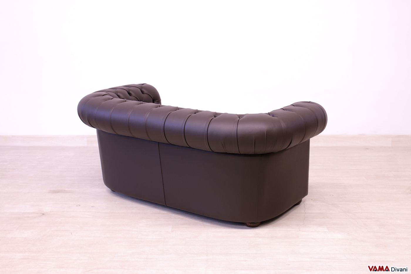 Rückseite des 2-Sitzer Chesterfield Sofas aus braunem Leder
