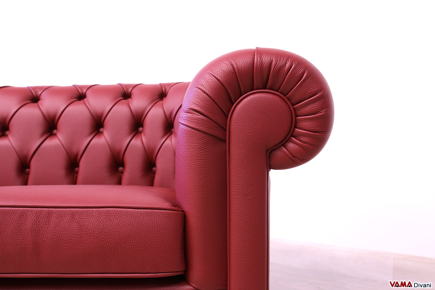 Vorderseite der Armlehne bordeauxrotes Chesterfield Sofa