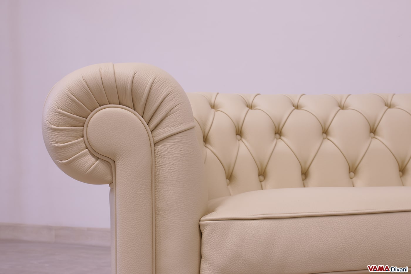 Vorderansicht der Armlehne des Chesterfield Sofas aus beigem Dickleder