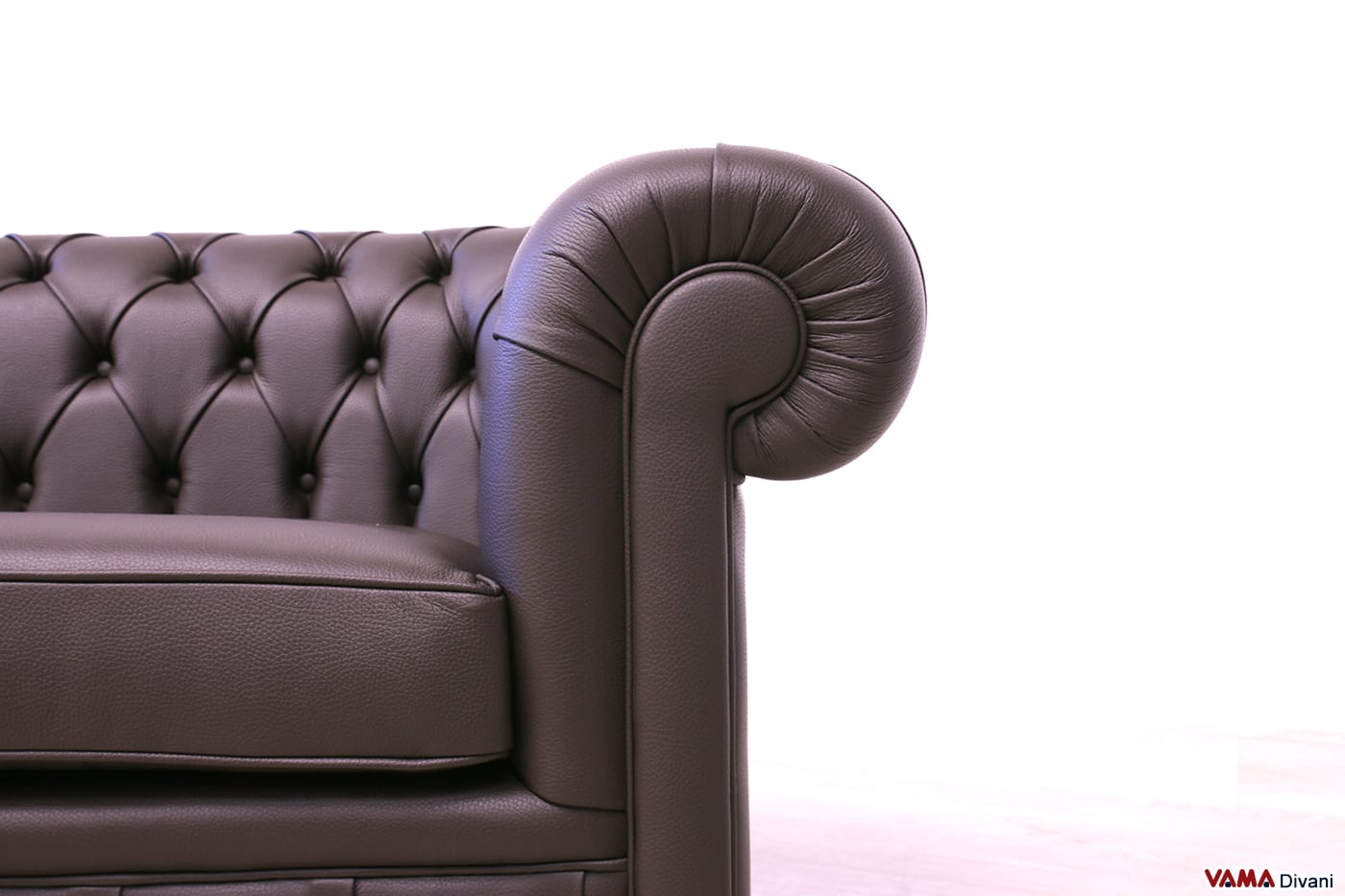 Vorderseite der Armlehne des Chesterfield Sofas aus braunem Leder
