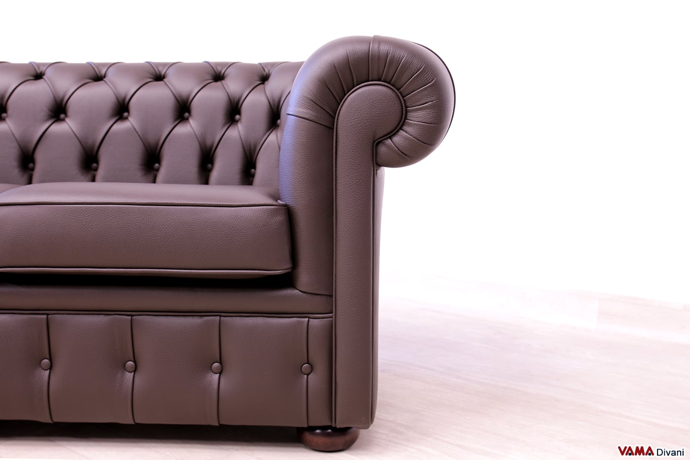 Vorderseite der Armlehne des Chesterfield Sofas
