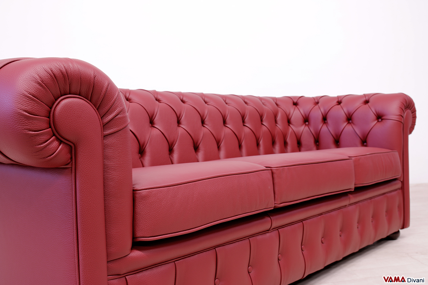 Detail der Capitonné-Heftung mit Knöpfen rotes Chesterfield Sofa