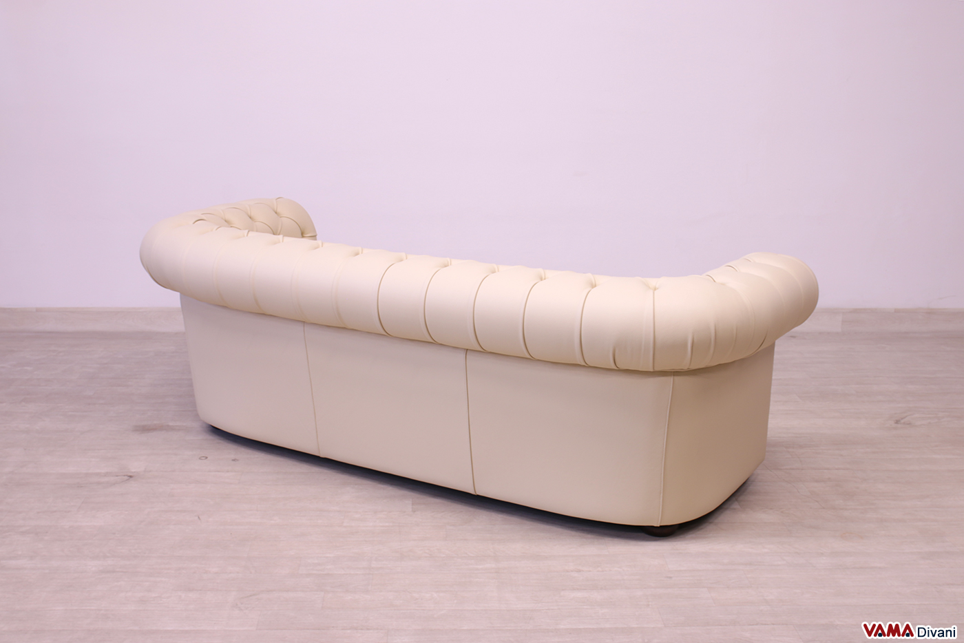 Rückseite des 3-Sitzer Chesterfield Sofas aus beigem Leder