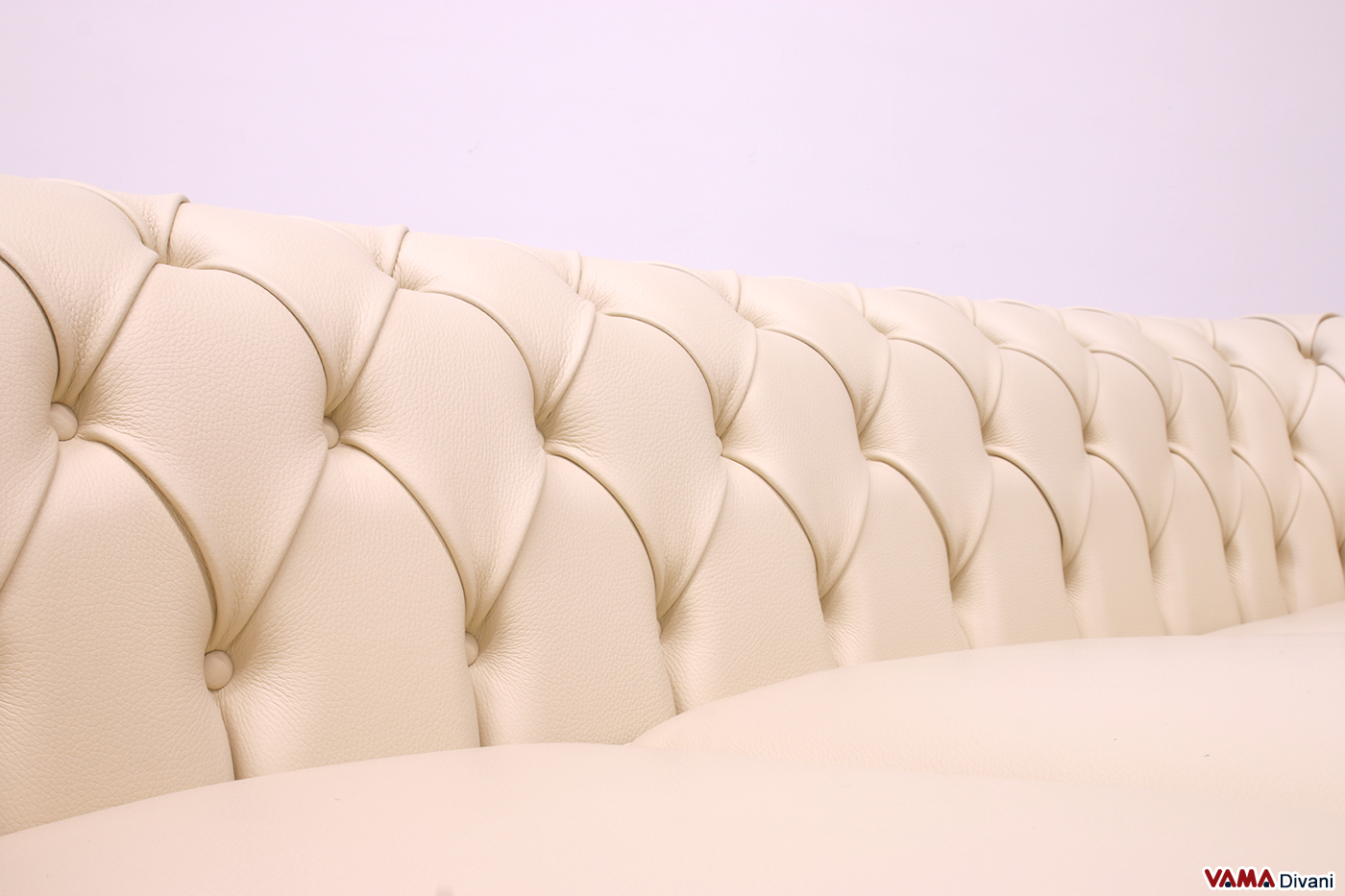 Rückenlehne mit Capitonné-Heftung des 3-Sitzer Chesterfield Sofas in Beige