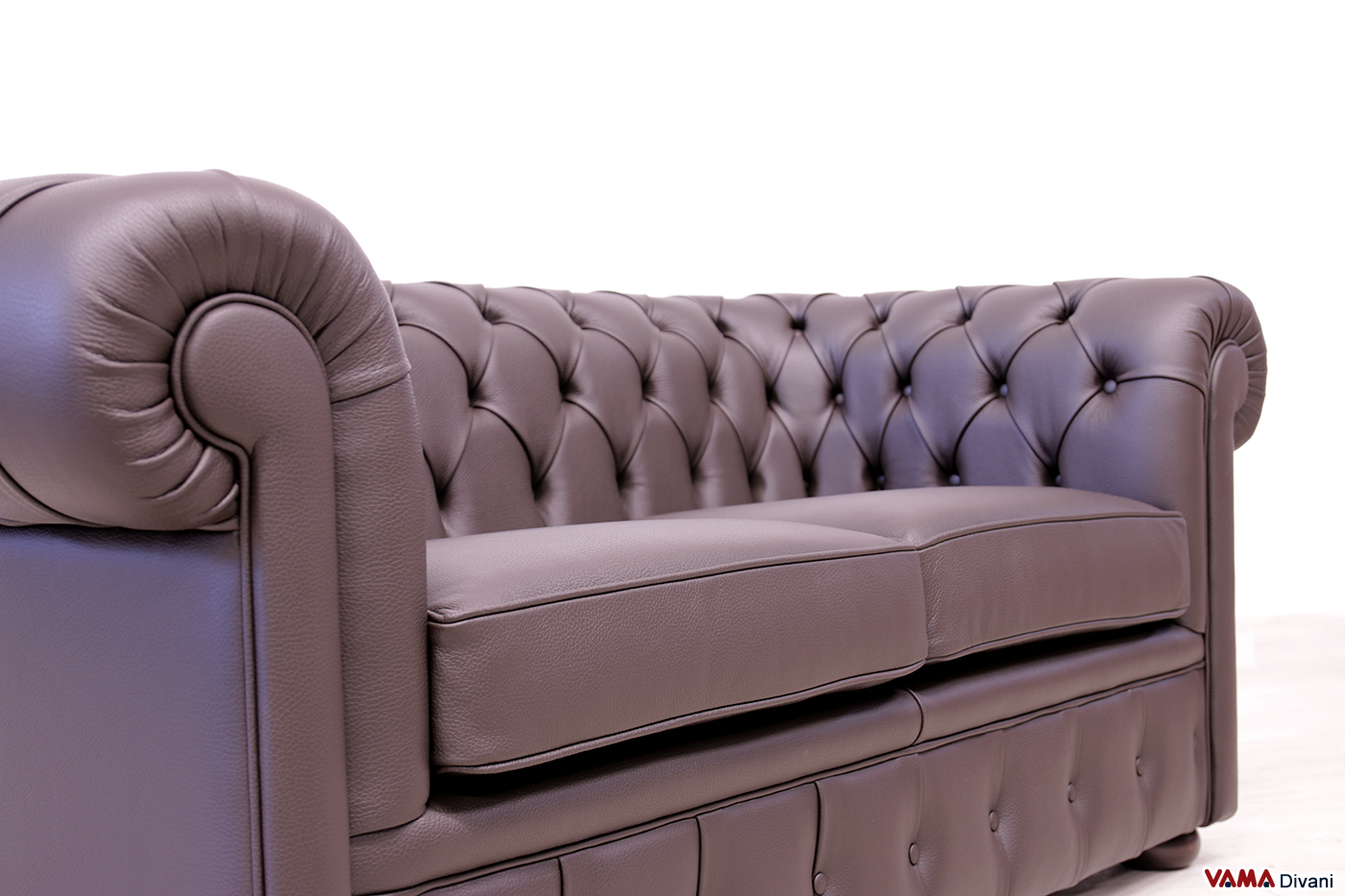 Sitzfläche des 2-Sitzer Chesterfield Sofas aus schokoladenbraunem Leder