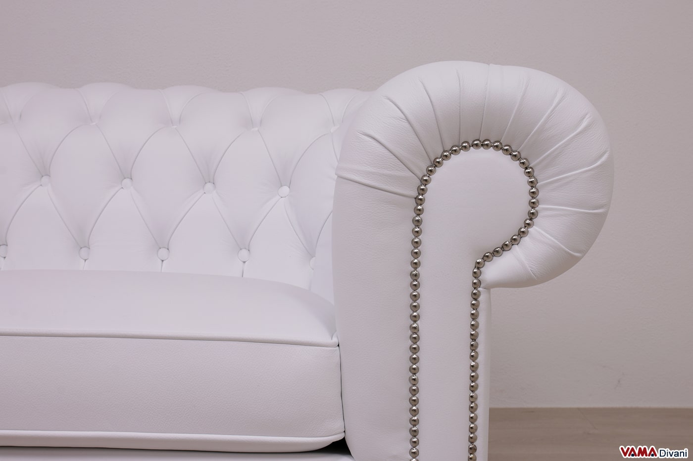 Armlehne Chesterfield Club Sofa weiß mit Metallnieten