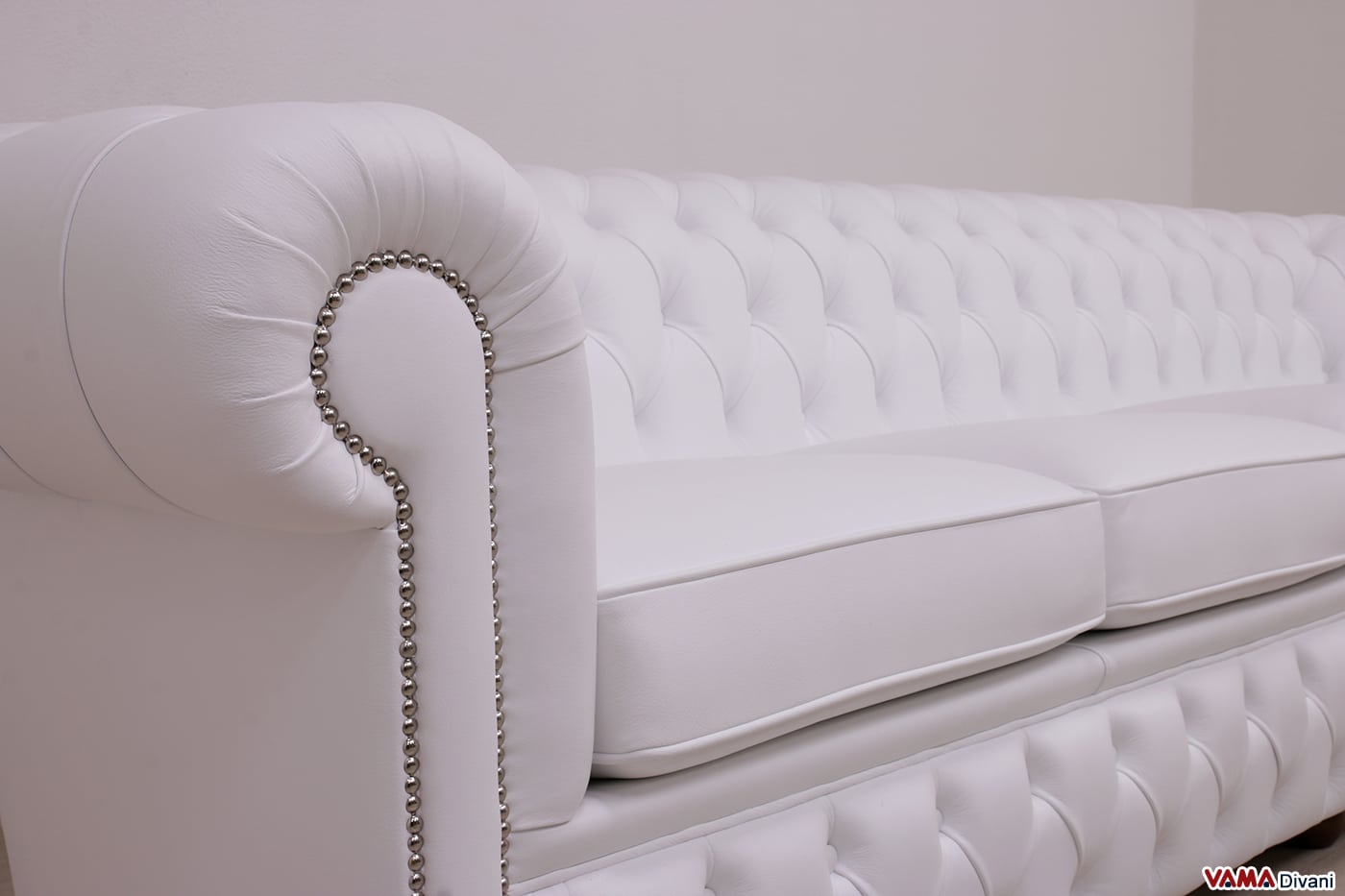 Chesterfield Club Sofa Armlehne mit polierten silbernen Nieten