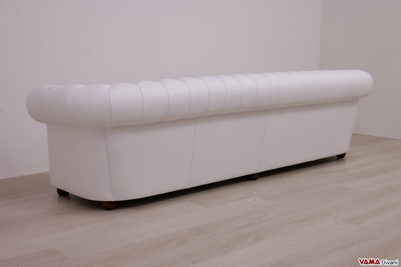 Rückseite des Chesterfield 4-Sitzer-Sofas aus weißem Leder