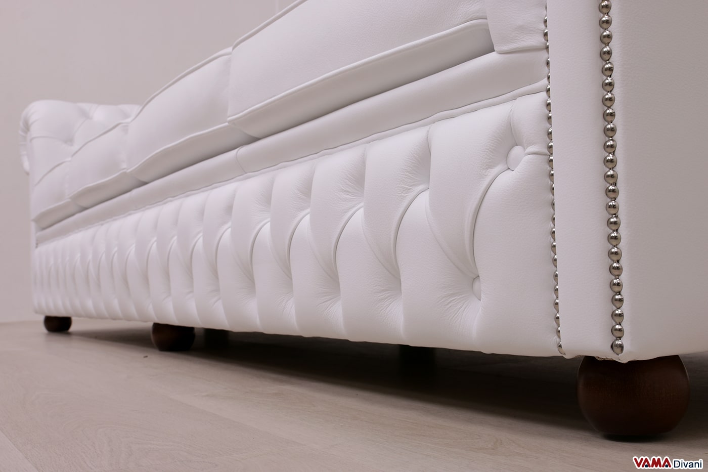 Capitonné Sockel des Chesterfield Club 4-Sitzer-Sofas weiß